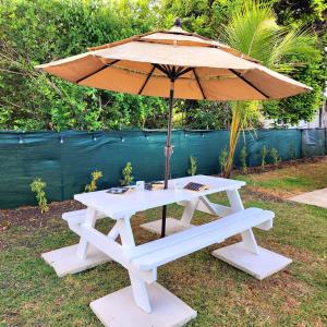 CoralStone Escape near beach and airport with private garden