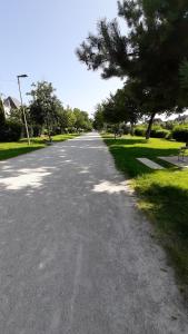 chaumont centre, "F1 coté jardin" , parking gratuit en face ,wifi,cafe offert