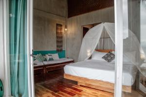 The Verge Cebu Beachfront King Bed Pool Villa - 12 Minutes to Kawasan Falls Canyoneering