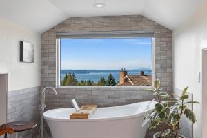 Family Beachside Driftwood House 3BR Yard & Parking