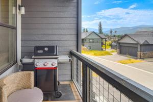 Brand-New Townhome w Hot Tub, 4 Mi to Winter Park