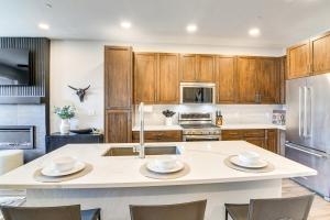 Brand-New Townhome w Hot Tub, 4 Mi to Winter Park