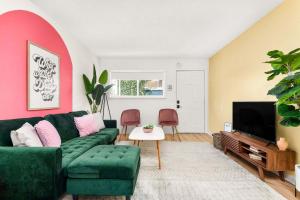 Nashville Dolly Oasis on Music Row