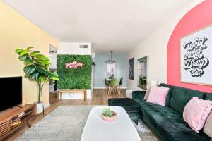 Nashville Dolly Oasis on Music Row