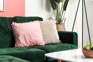 Nashville Dolly Oasis on Music Row