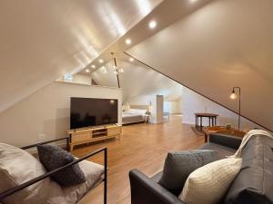 Uptown Home, Huge Loft, GAME ROOM!
