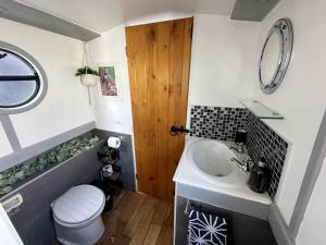 BrightOwl Waterside Narrowboat Cottage Experience