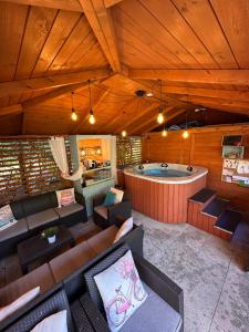 Domki KOLONIA LEŚNA z sauną i gorącą balią