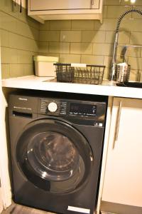 Comfortable Apt in London SE5 - Guests 5 - Free Parking - Fast Speed Wi-Fi - Families - Professionals - Contractors - Groups - Short to Long Term