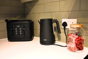 Comfortable Apt in London SE5 - Guests 5 - Free Parking - Fast Speed Wi-Fi - Families - Professionals - Contractors - Groups - Short to Long Term