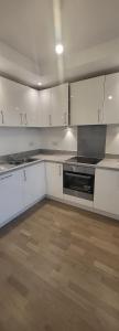 Next to Southall Station - Brand new Apartment Room