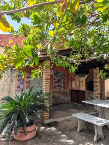 Casa com churrasqueira, varanda e uma brisa especial