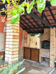 Casa com churrasqueira, varanda e uma brisa especial