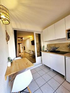 Appartement cozy et plage à pied, havre de paix avec piscine