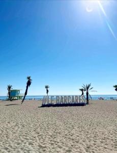 Appartement cozy et plage à pied, havre de paix avec piscine
