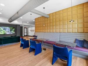 Cozy Cityscape w Pool, BBQ, Lounge, Gym & Parking