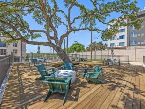 Cozy Cityscape w Pool, BBQ, Lounge, Gym & Parking