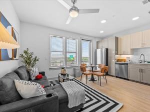 Cozy Cityscape w Pool, BBQ, Lounge, Gym & Parking