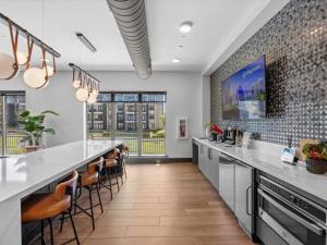 Cozy Cityscape w Pool, BBQ, Lounge, Gym & Parking