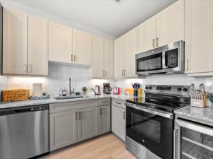 Cozy Cityscape w Pool, BBQ, Lounge, Gym & Parking