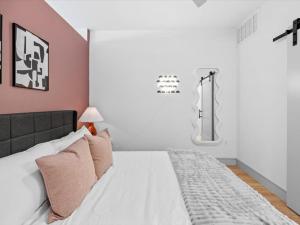 Cozy Cityscape w Pool, BBQ, Lounge, Gym & Parking