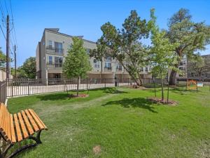 Cozy Cityscape w Pool, BBQ, Lounge, Gym & Parking