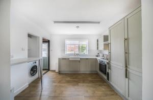 Cosy 3BR Home with Private Garden & Driveway