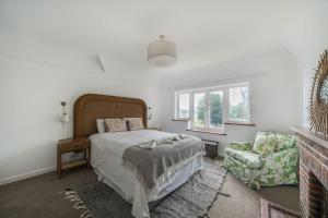 Cosy 3BR Home with Private Garden & Driveway