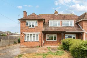 Cosy 3BR Home with Private Garden & Driveway