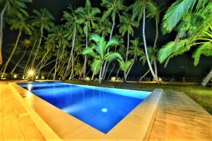 Arhimser Villa-superb 4 bedroom beachfront BB for 8 Ranna, Tangalle, pick up, serviced, taxes included