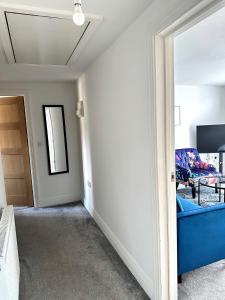 Modern 2 Bedroom First Floor Apartment, Free Parking, Woking