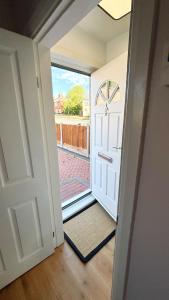 EliteunseenSuites 2 Bedroom Beautiful Semi Detached House - Private Parking