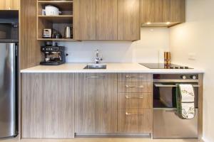 Modern Bright 2BR With Balcony & Hagley Park Outlook