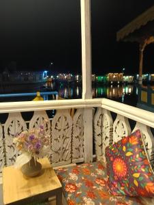 Houseboat Lakeview Retreat