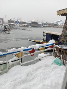 Houseboat Lakeview Retreat