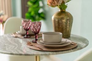 Modern Downtown Studio with Balcony & Parking