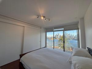Harbourfront Apartment w Opera House & Harbour Bridge