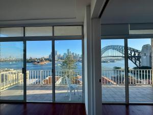 Harbourfront Apartment w Opera House & Harbour Bridge