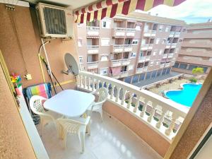 Apartamento con terraza, piscina y playa a 400m