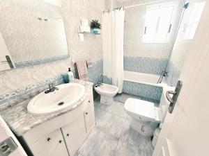 Apartamento con terraza, piscina y playa a 400m