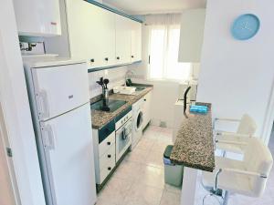 Apartamento con terraza, piscina y playa a 400m