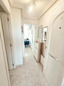 Apartamento con terraza, piscina y playa a 400m