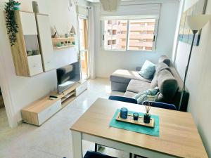 Apartamento con terraza, piscina y playa a 400m