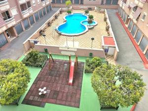 Apartamento con terraza, piscina y playa a 400m