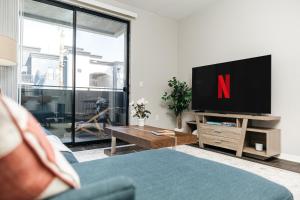 Stylish paradise 2bed apt NOHO with pool view and FREE parking