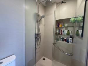 Laguna SkyPark, корпус А и Б, вид на горы и озера три 25 метровых бассейна на крыше, 500 Мбит интернет, все апартаменты верхние 6 и 7 этажи