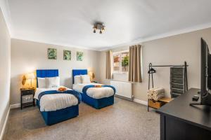 Elegant House 5-BDR - Guests up to 10 Sleep - Free Parking - High Speed Wi-Fi - Luxury Garden - Contractors - Families - Discounts for Long Term Bookings!