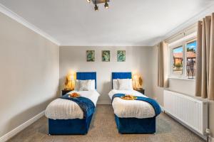 Spacious 5-Bedroom Retreat, 10 Guests, Fast Wi-Fi & Private Outdoor Space