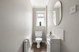 Spacious 5-Bedroom Home, Sleeps 10, with High-Speed Wi-Fi and Private Garden