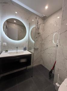 Modern 2 Bedroom - 2 Baths - Private Garage Free in Center